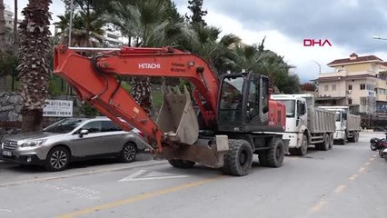 KUŞADASI'NDA 5 YILDIZLI OTELİN KAÇAK RESTORAN, YÜZME HAVUZU VE GÜNEŞLENME TERASLARI YIKILDI