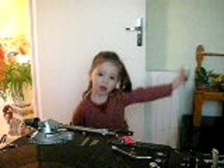 Video kim en train de danser