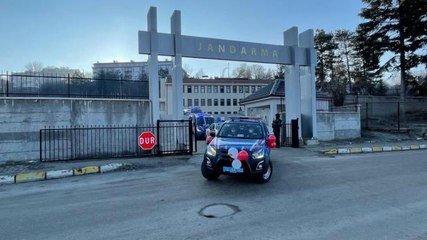 Balonlarla süslenen jandarma araçlarıyla "Tim Jandarma" filmini izlemeye gittiler