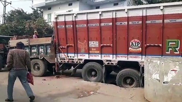 क्षमता से दोगुना वजन लदान कर सड़कों पर दौड़ रहे ट्रक, धंस गईं करोड़ों की सड़कें