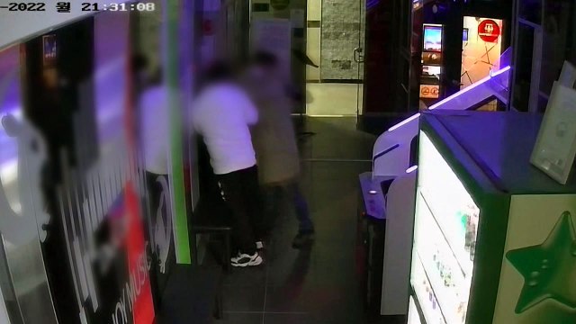 왜 영업 안 해 ...만취해 노래방 직원 폭행한 50대 체포 / YTN