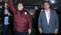 Fatih Terim'i evinin önünde bekleyen taraftarları yıkan sözler: Durumu iyi değil