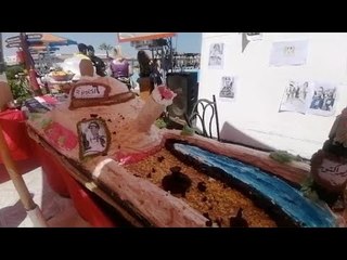 دبابة من المخبوزات في احتفالات اكتوبر بشواطئ الغردقة بمشاركة السائحين