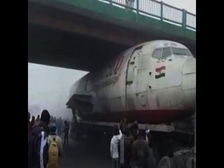 مشهد لطائرة محشورة تحت كوبري يصدم السوشيال ميديا