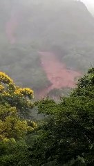 Deslizamento de terra que soterrou carro de família no Retiro do Chalé