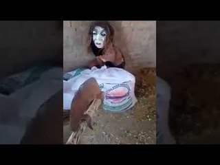 رجل يمسك بجن وتنين يسقط من السماء.. ماذا تفعل لو صادفت شيئا كهذا؟
