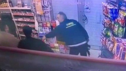 Esenyurt’ta markete silahlı saldırı: Kepenkleri indiren dükkan sahibi olası bir faciayı önledi