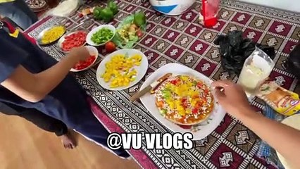 #SAURAVJOSHIVLOGS PIYUSH NE BANAYA PIZZA.......