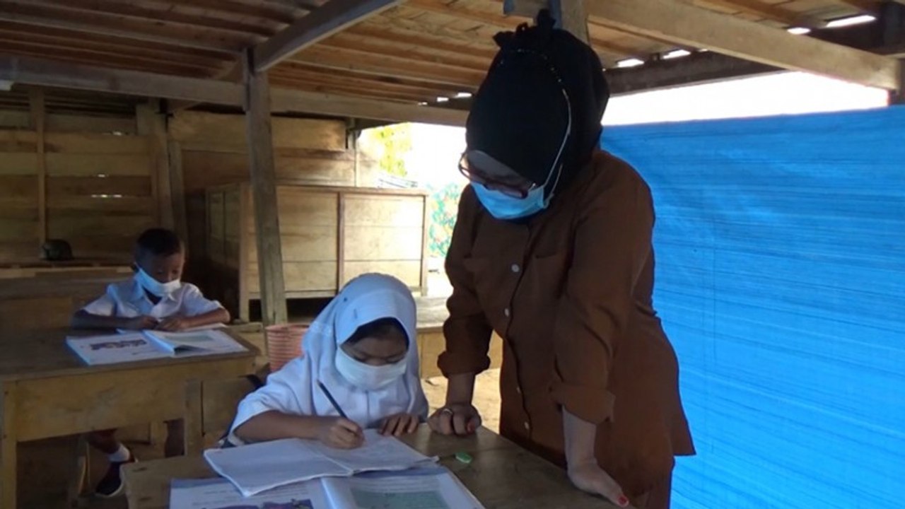 Sekolah Rusak, Siswa SD di Polewali Mandar Terpaksa Belajar di Kolong Rumah Warga