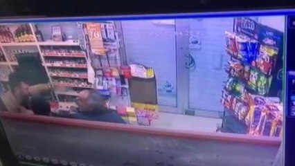 Esenyurt'ta marketin önünde pompalı tüfekli kavga