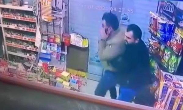Son dakika gündem: Esenyurt'ta markete silahlı saldırı: Kepenkleri indiren dükkan sahibi olası bir faciayı önledi