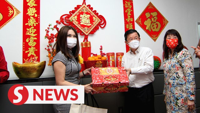 Penang CM joins yee sang tossing session at The Star's Pitt St office