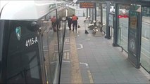 Tramvay altına giren kediyi, güvenlik görevlisinin dikkati kurtardı