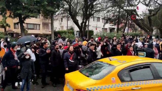 Florya'da Fatih Terim'e destek için toplanan taraftarlar 'Yönetim istifa' sloganları attı