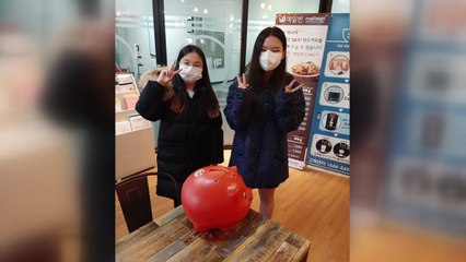 7년 키운 '돼지' 어려운 이웃에게...형제 이어 초등생 자매 선행 / YTN