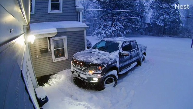 Il part au travail lors d'une soirée verglassée