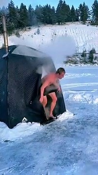 Après un bon sauna, il plonge dans une eau glacée et disparait sous la glace