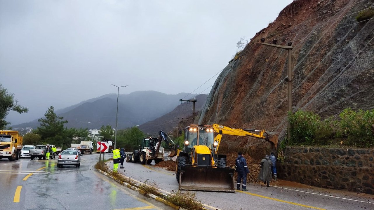 Marmaris- İçmeler kara yolunda heyelan