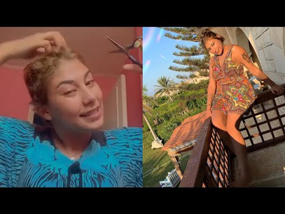 منة عبد العزيز تبكي وتقص شعرها في فيديو عبر تيك...