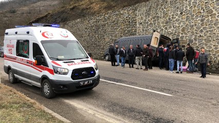 Sürücü kalp krizi geçirdi, minibüs istinat duvarına çarptı: 11 yaralı