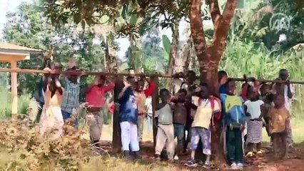 Kamerun'da Afrika'nın en eski yerlileri Pigmeler kimliksiz yaşamaya mahkum ediliyor