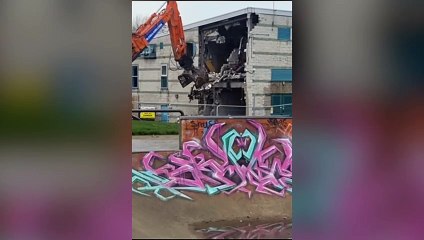 Splashes leisure centre demolition begins