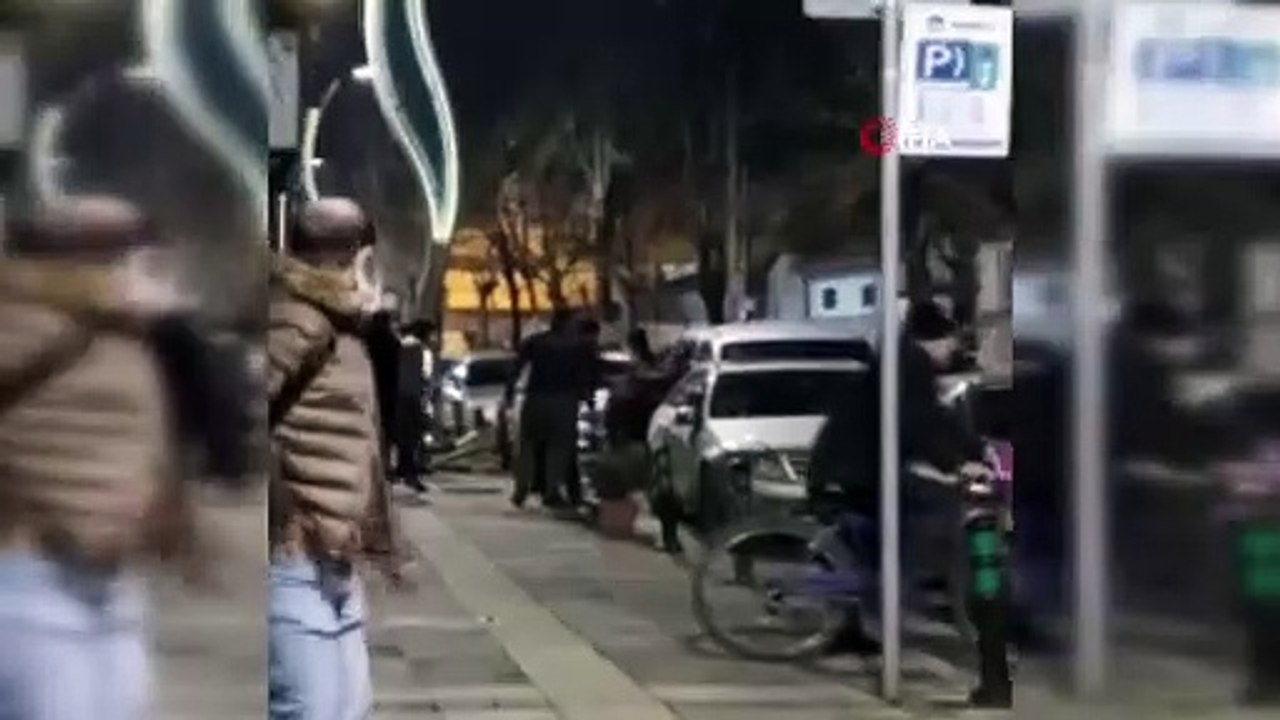 Yabancı uyruklu şahıslar cadde ortasında birbirine girdi