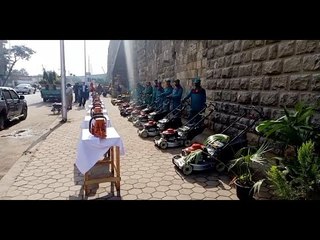 اصطفاف لهيئة النظافة أمام سور مجرى العيون  للبدء في نظافه وتجميل وإنارة حي السيده زينب