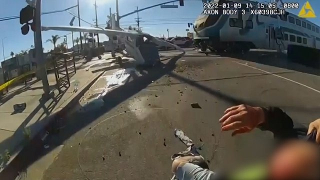 Dramatis, Detik-detik Penyelamatan Pilot Sebelum Pesawat Ditabrak Kereta di AS