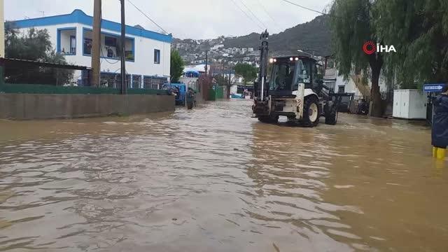 Bodrum yine kabusu yaşıyor... Yollar kapandı, evler sular altında kaldı