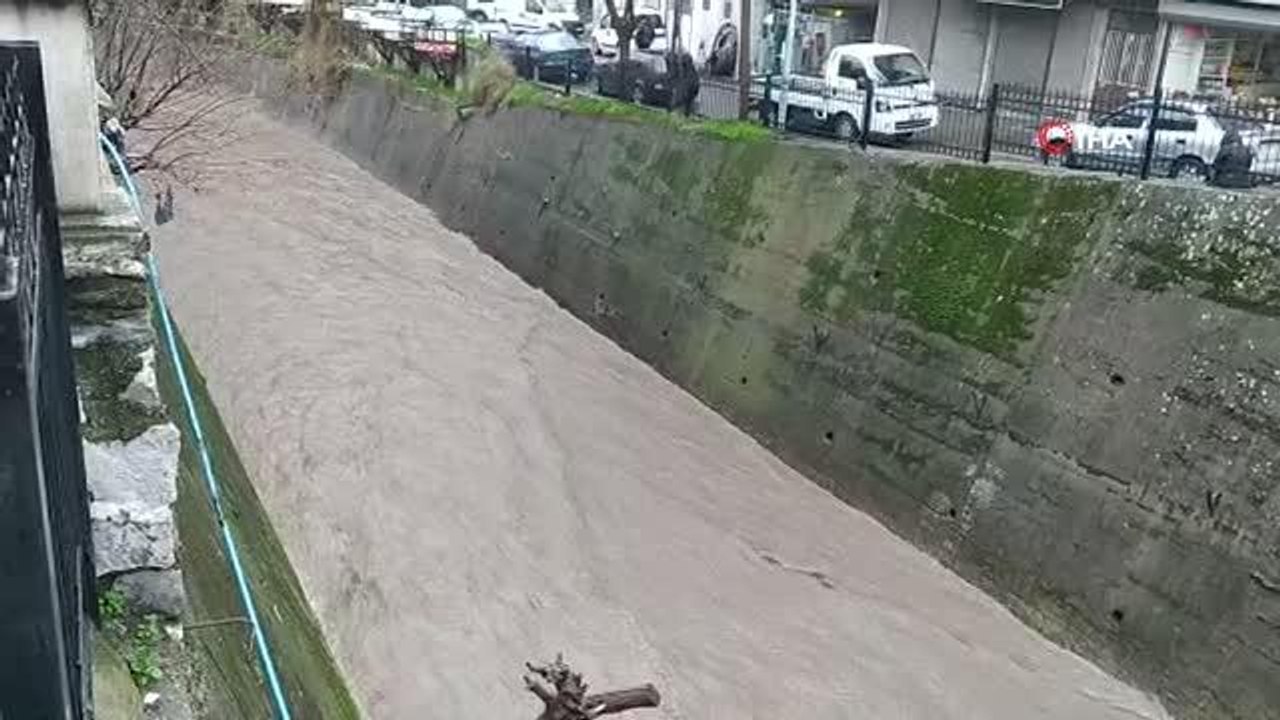 Yağan yağmur Tabakhane deresindeki suları yükseltti