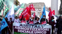 Roma, corteo Air Italy: i lavoratori bruciano le lettere di licenziamento in piazza