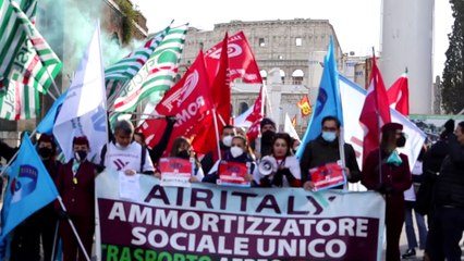 Roma, corteo Air Italy: i lavoratori bruciano le lettere di licenziamento in piazza