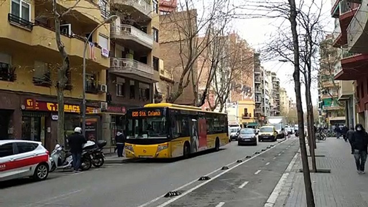 Circulación autobuses TMB y Tugsal área Poble Nou en la ciudad de Barcelona 08_01_2021