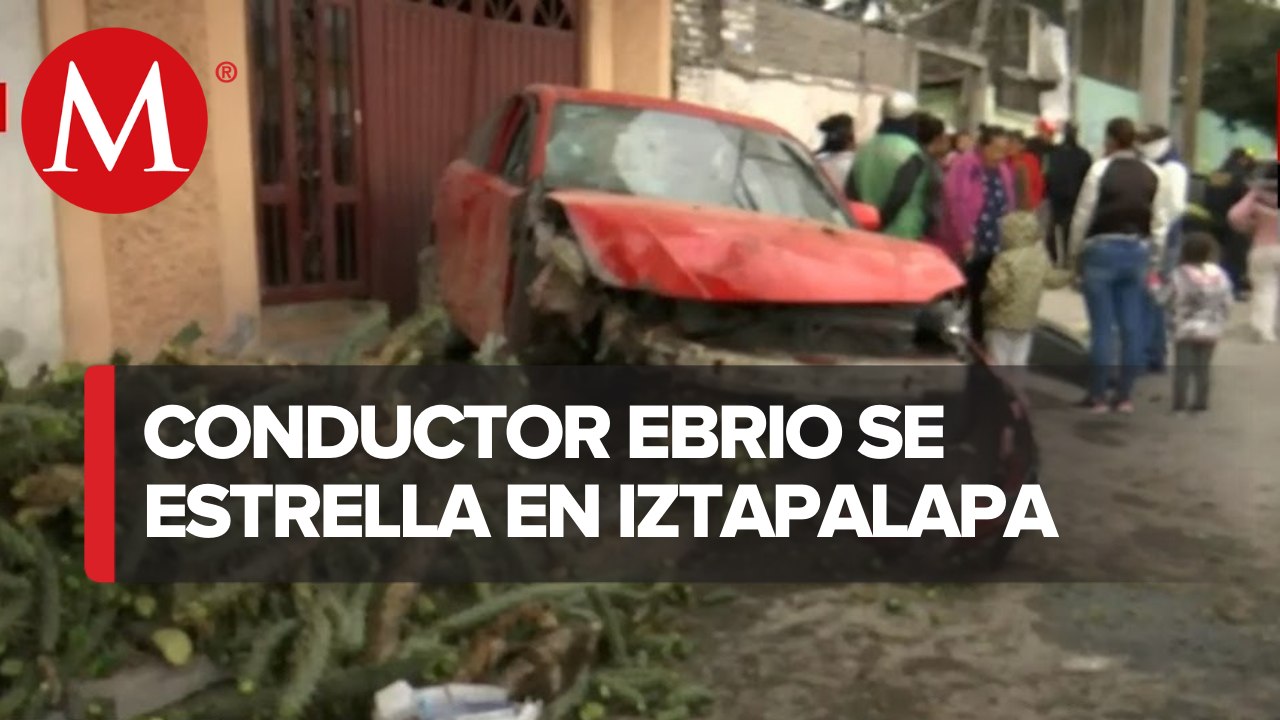 Auto choca contra portón de casa en Iztapalapa
