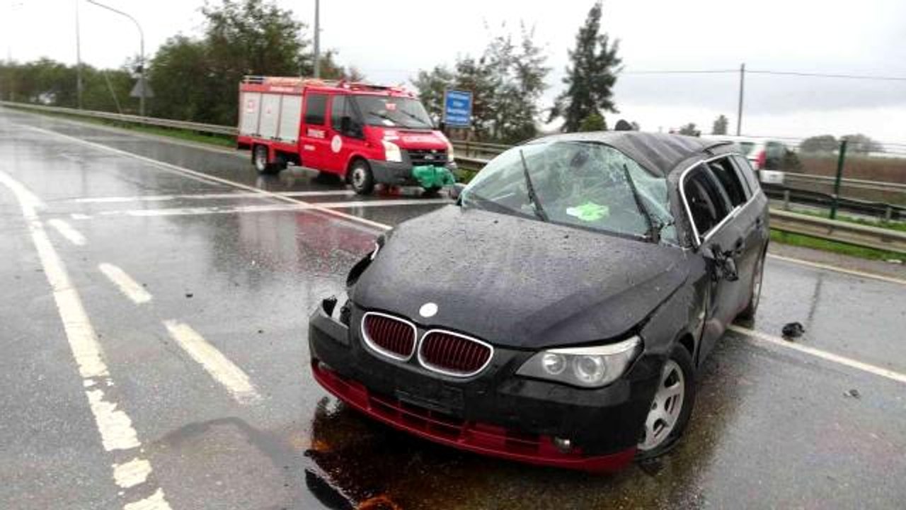 Kayganlaşan yolda direksiyon hakimiyetini kaybeden sürücü takla attı