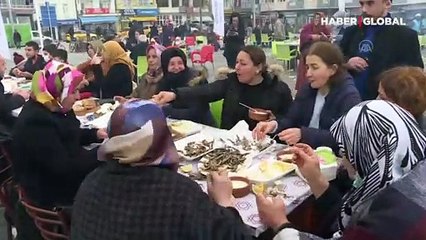 Samsun'daki Hamsi Festivali'nde hem aşı oldular hem horon oynadılar