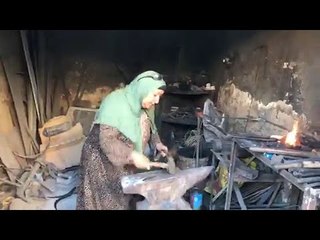 40 سنة وسط النار والمطرقة.. «نعمة» أول حدادة في كفر الشيخ: شقيانة على عيالي