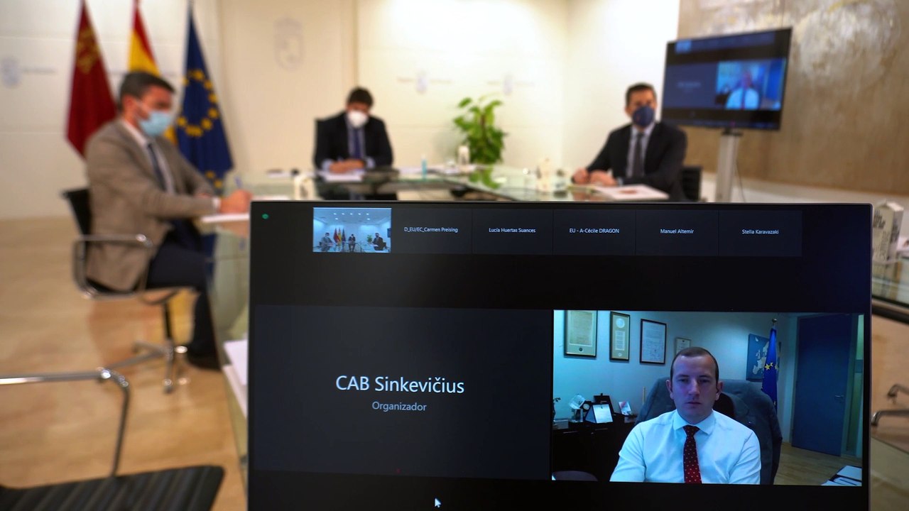 El presidente de Murcia, Fernando López Miras, este martes,  durante la reunión telemática con el  comisario europeo de Medio Ambiente, Océanos y Pesca, Virginijus Sinkevicius.