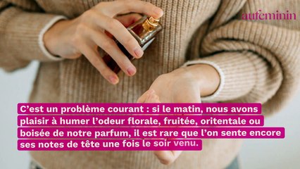 Télécharger la video: L’astuce à connaître pour faire tenir son parfum toute la journée