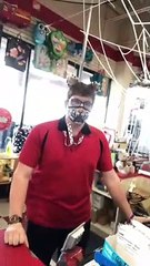 Il baisse son masque quelques secondes pour sentir une bougie et se fait virer d'un boutique (Canada)