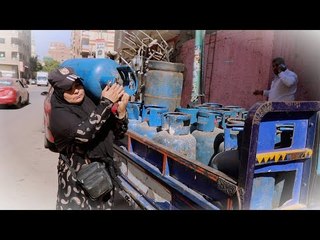 15 سنة شقيانة.. «أم خالد» شيالة الأنابيب: ضهري اتقطم بس ربنا بيقويني