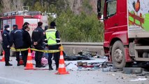 Kamyonla çarpışan otomobildeki 4 kişi öldü (2)