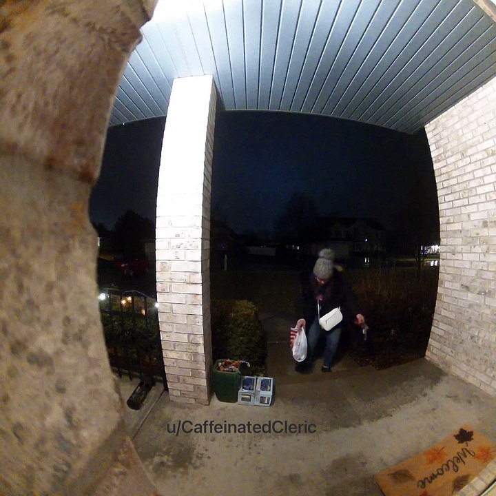 Elle tente de rentrer chez elle malgré le verglas... une vraie galère