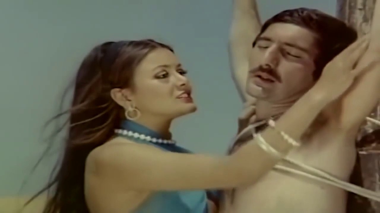 Ochiq maydonda etuk ayol pornosi