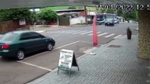 Vídeo: Corolla atinge ponto de ônibus após colisão com Ecosport em Cascavel