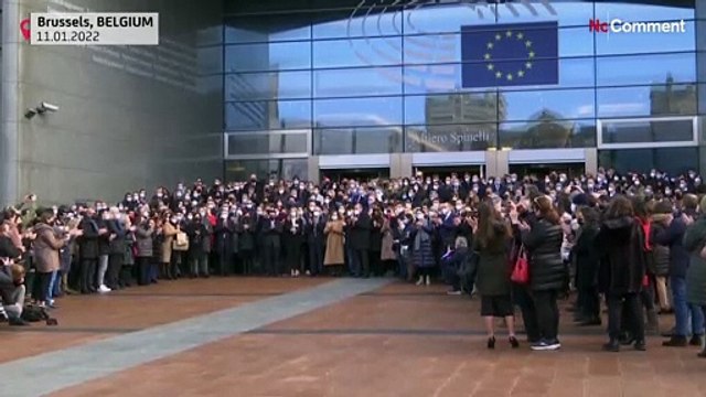 Schweigeminute für Sassoli: Trauer vor dem EU-Parlament
