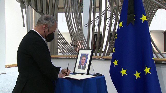 Centenares de personas homenajean a Sassoli tras su fallecimiento