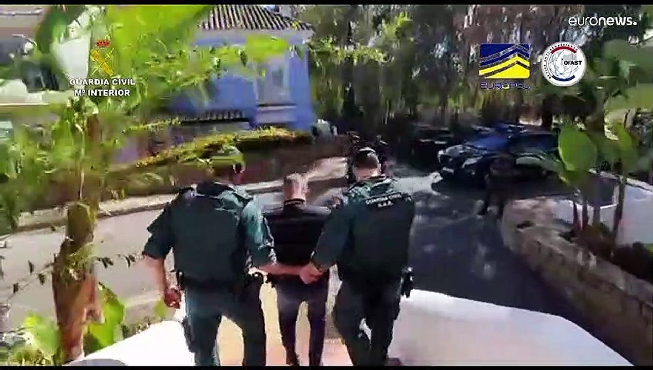 مشاهد جديرة بفيلم سينمائي.. مروحيات تتحول إلى طائرات شحن لتهريب المخدرات من المغرب إلى أوروبا