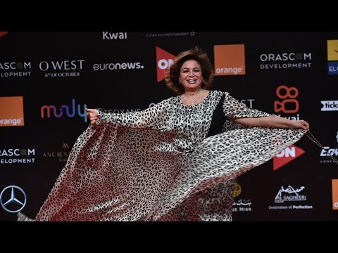 إلهام شاهين مثل الفراشة على ريد كاربت مهرجان الجونة.. «طارت مرتين»